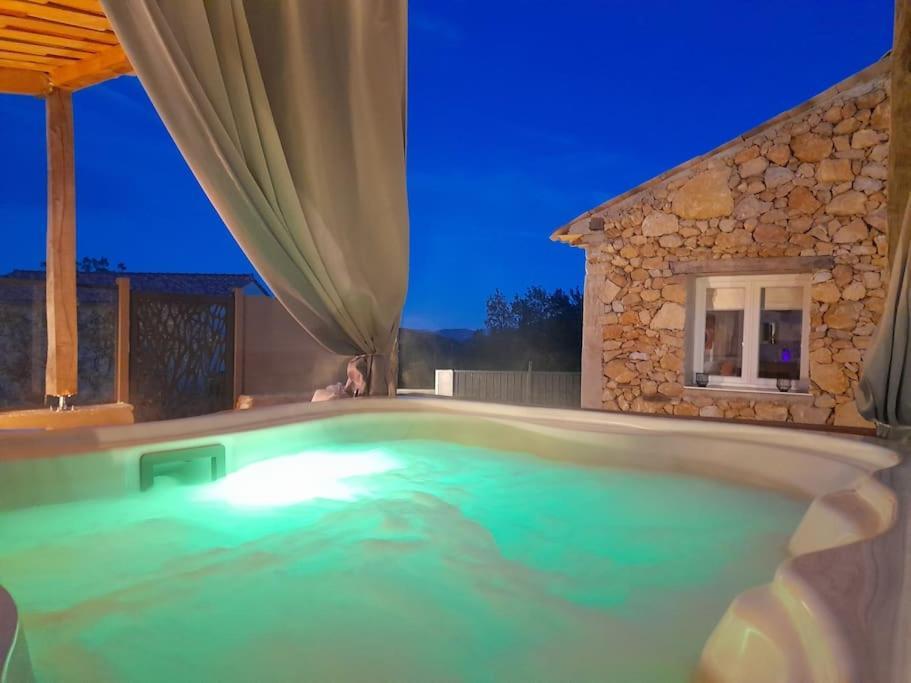 L'Antre Deux Pierres, Romantisme, Jacuzzi Exterieur, Plateau Dinatoire Bouyon المظهر الخارجي الصورة